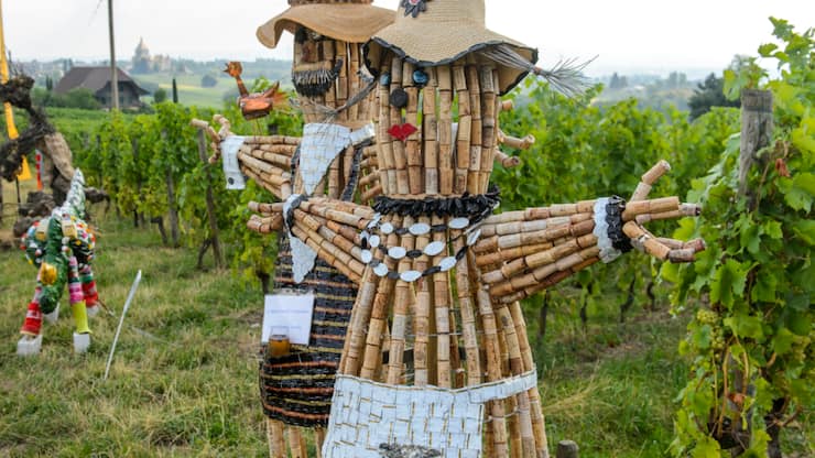 L'intelligence artificielle pourrait bientôt leur faire concurrence : des épouvantails lors d'un concours à Denens, dans le canton de Vaud, en 2015. (photo d'archives)