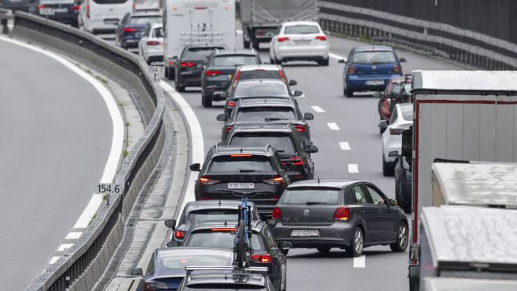 Un embouteillage s'étend sur plusieurs kilomètres samedi matin au portail nord du tunnel du Gothard (Archives).