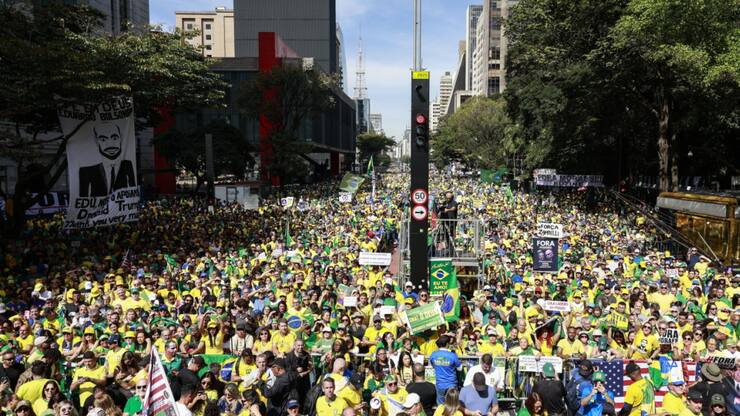 Les supporters de l'ancien président brésilien Jair Bolsonaro sont descendus dans les rues de plusieurs villes du pays dimanche, comme ici à Sao Paulo.