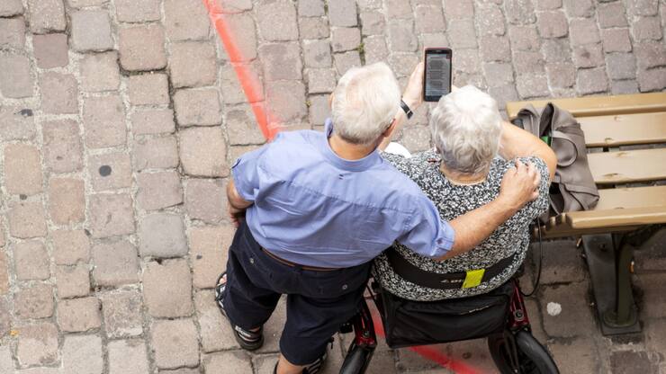 Les personnes âgées utilisent aussi de plus en plus leur smartphone pour accéder à Internet. (archives)