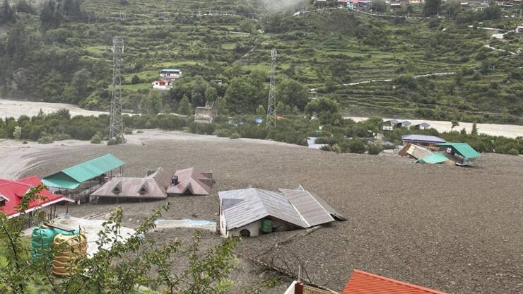 Le bilan s'alourdit dans l'Himalaya indien. Au moins 100 personnes ont perdu la vie à la suite de cette montée des eaux subites.
