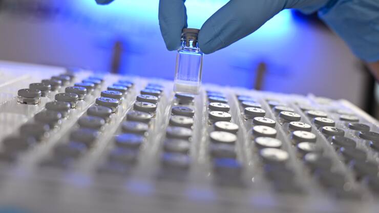 Mercredi matin à la Bourse suisse,  les poids lourds Novartis (-2,1%) et le bon Roche (-1,4%)  s'affichaient dans le rouge, alors que l'indice phare SMI en retrait de 0,17% (archives).