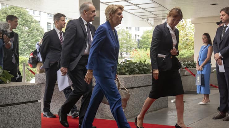 La présidente de la Confédération Karin Keller-Sutter est arrivée au Département d'Etat américain, où elle doit rencontrer le secrétaire d'Etat Marco Rubio afin d'évoquer les droits de douane. Elle est accompagnée du ministre de l'économie Guy Parmelin.