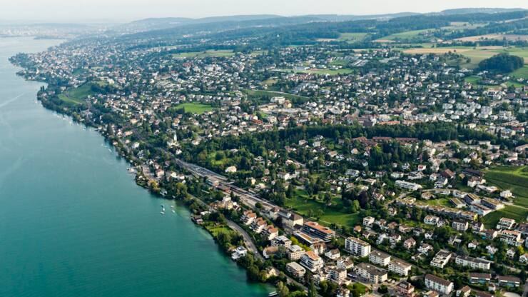La région de Zurich a été la seule à enregistrer une hausse sensible des prix des maisons. Ici, la côte dorée zurichoise près de Herrliberg. (archive)