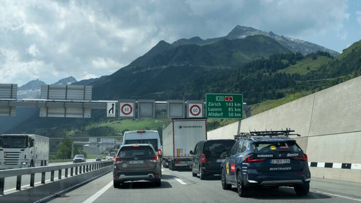 Un embouteillage devant le portail sud du Gothard en juillet 2023 (archives).