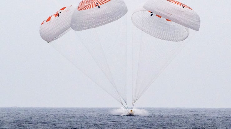 La capsule Dragon de l'entreprise SpaceX du multimilliardaire Elon Musk a amerri dans l'océan Pacifique après s'être détachée la veille de l'ISS.