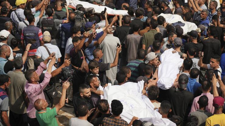 Les Palestiniens enterrent les cinq employés d'Al Jazeera à Gaza.