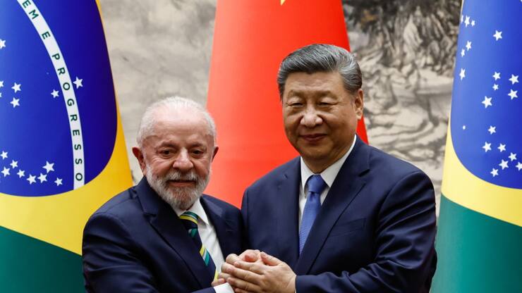 Le président brésilien Luiz Inacio Lula da Silva (à g.) s'est entetrenu au téléphone avec son homologue chinois Xi Jinping.