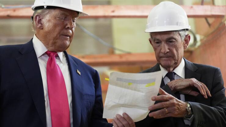 Donald Trump (ici avec Jerome Powell) s'était fendu fin juillet d'une visite surprise du chantier de rénovation du siège de l'institution à Washington, qu'il juge trop coûteux (archives).