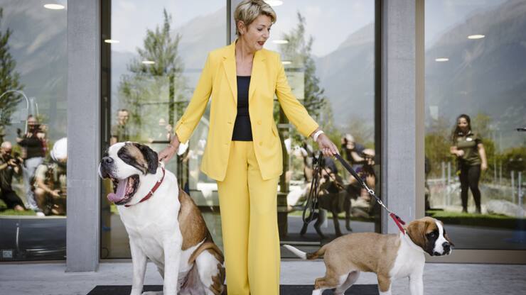 La présidente de la Confédération Karin Keller-Sutter a posé avec Zeus, dont elle est la marraine et Xcell, à l'occasion de sa visite au Barryland de Martigny.
