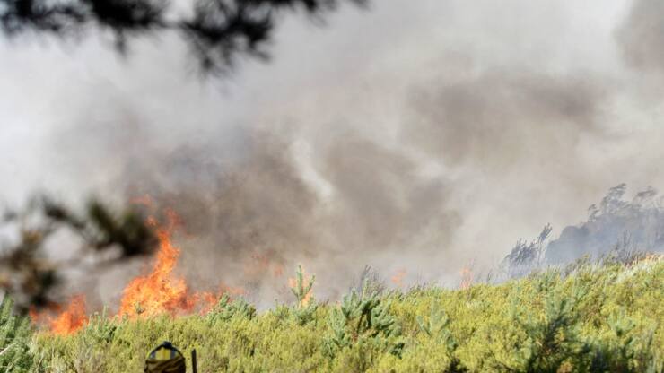 Un pompier fait face au feu de forêt, vendredi, près de la ville de Castromil en Espagne.