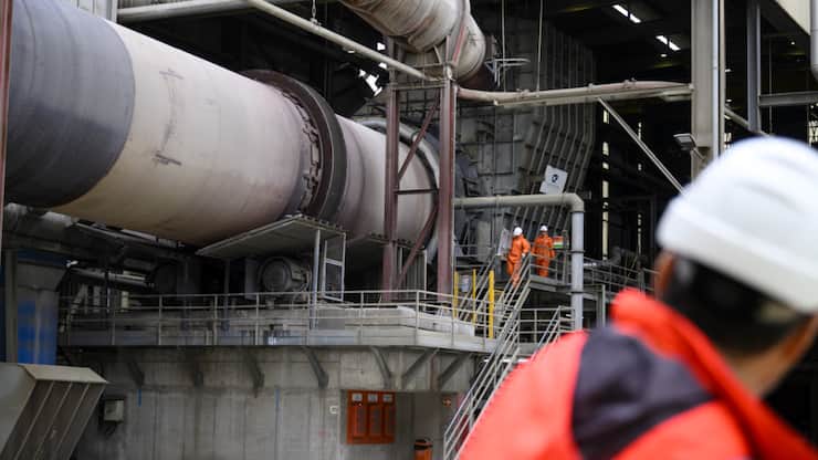 La production a reculé de 0,4% en comparaison annuelle tandis que les chiffres d'affaires ont diminué de 1,2%, selon les résultats provisoires de l'Office fédéral de la statistique (OFS) publiés lundi.