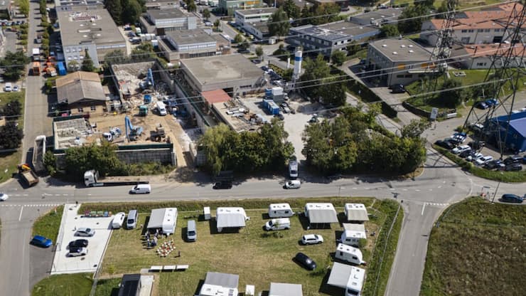 La première aire de passage officielle romande destinée à la communauté yéniche a été inaugurée lundi au Mont-sur-Lausanne. Elle peut accueillir jusqu'à 15 caravanes.