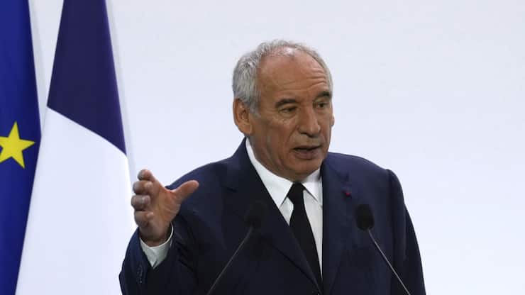 François Bayrou a demandé aux oppositions, et singulièrement au Parti socialiste, de "réfléchir" à leur décision sur le vote de confiance du 8 septembre.