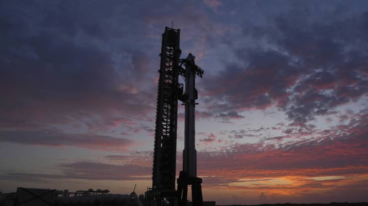 La super fusée Starship photographiée peu avant son décollage au Texas, mardi.
