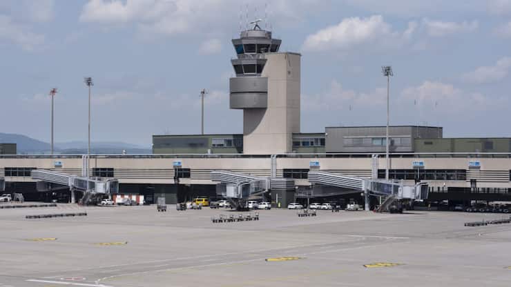 Un plan social pour les collaborateurs licenciés par le prestataire de services au sol AAS à l'aéroport de Zurich-Kloten a été trouvé avec le syndicat SSP (archives).
