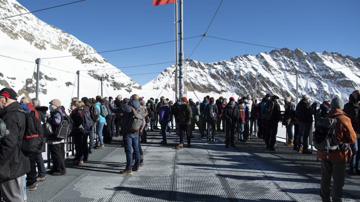 Des touristes sur la terrasse panoramique Sphinx, à 3454 mètres d'altitude (archives).