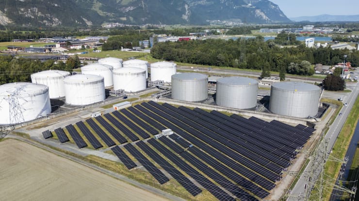 Installée sur 15'000 m2 de terrain industriel existant à Aigle, la centrale photovoltaïque est composée de 3006 panneaux solaires d'une puissance totale de 2089 kWc.