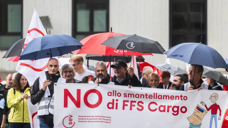 Les manifestants ont réclamé avec des banderoles le maintien d'emplois qualifiés au Tessin.