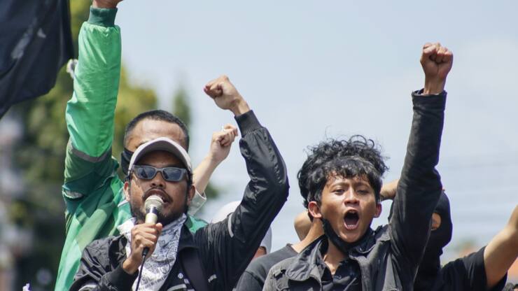 De nombreuses manifestations ont éclaté en Indonésie après la mort d'un chauffeur de taxi-moto, écrasé par un véhicule de police.