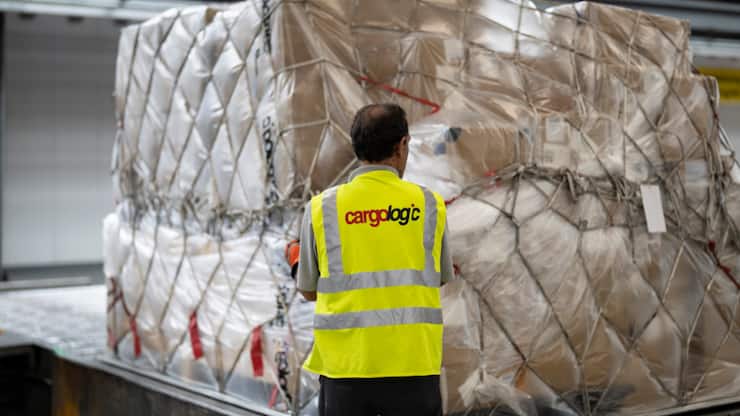 Un collaborateur de Cargologic affairé autour de marchandises à l'aéroport de Zurich, à Kloten. (Image d'illustration)