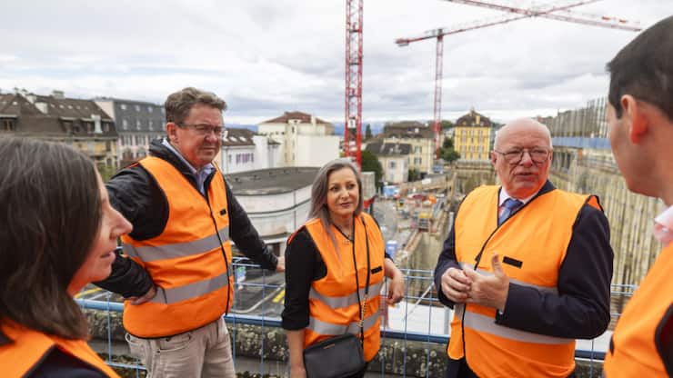 Le conseiller fédéral Albert Rösti, la conseillère d'Etat vaudoise Nuria Gorrite et le patron des CFF, Vincent Ducrot, ont visité lundi le chantier de la gare CFF de Lausanne. Ils étaient accompagnés de la municipale lausannoise Natacha Litzistorf et du conseiller d'Etat genevois Pierre Maudet.
