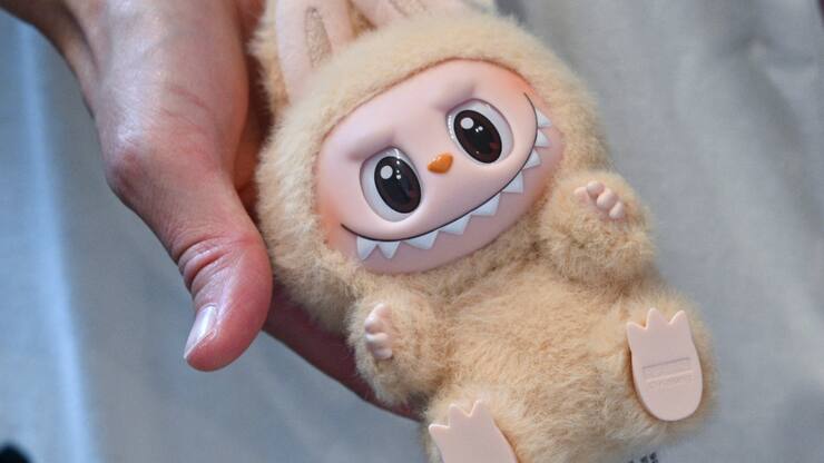 L'engouement pour les peluches Labubu a provoqué des ruées dans les plus de 400 magasins chinois Pop Mart dans le monde. Les douanes françaises ont saisi des dizaines de milliers de faux durant l'été. (archives)