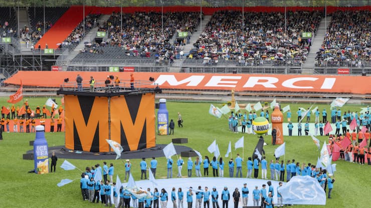 Environ 43'000 employés se sont déplacés à Mollis (GL) pour y célébrer les 100 ans de Migros lundi et mardi. Un show leur a été proposé dans l'arène géante qui avait accueilli la Fête fédérale de lutte les trois jours précédents.