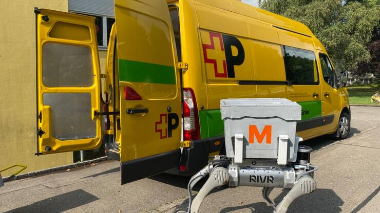 La Poste suisse teste un robot auxiliaire à quatre pattes pour la livraison de colis lourds.