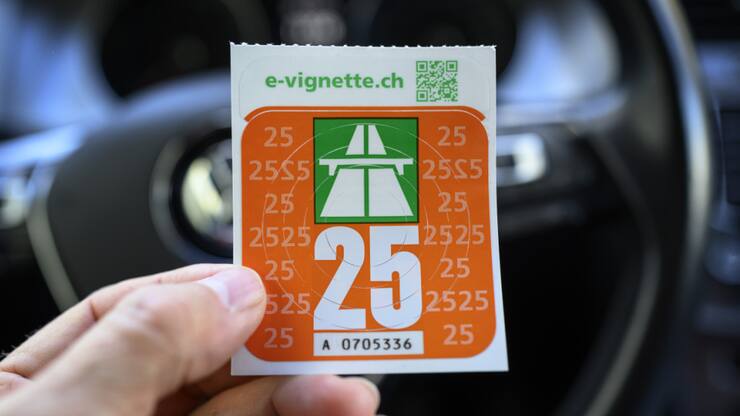 Le Conseil fédéral ne veut pas augmenter le prix de la vignette autoroutière à 80 francs (archives).
