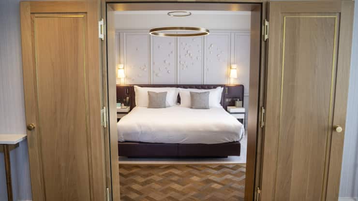 Les touristes étrangers ont totalisé 2,7 millions de nuitées, soit un gain de 2,5%, et les hôtes suisses 2,2 millions de nuitées, en progression de 2,9%.