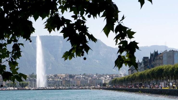 Le nouveau siège de la banque privée Lombard Odier bénéficie d'un portefeuille thermique labélisé. Le système GeniLac des SIG alimentera le siège été comme hiver. La ventilation est ajustée selon l'occupation et sur la toiture 750 m2 de panneaux solaires parent un toit végétal à 85%.