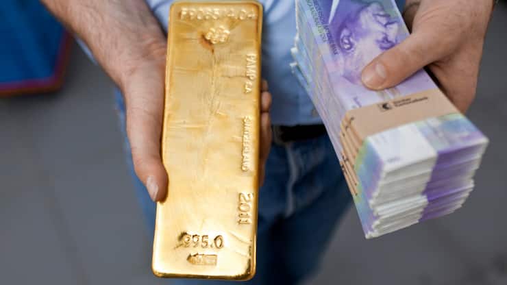 Traditionnelle valeur refuge en période de troubles, le prix du métal jaune monte d'autant plus vite que se dévalue le dollar US, monnaie dans laquelle il est libellé. (archive)