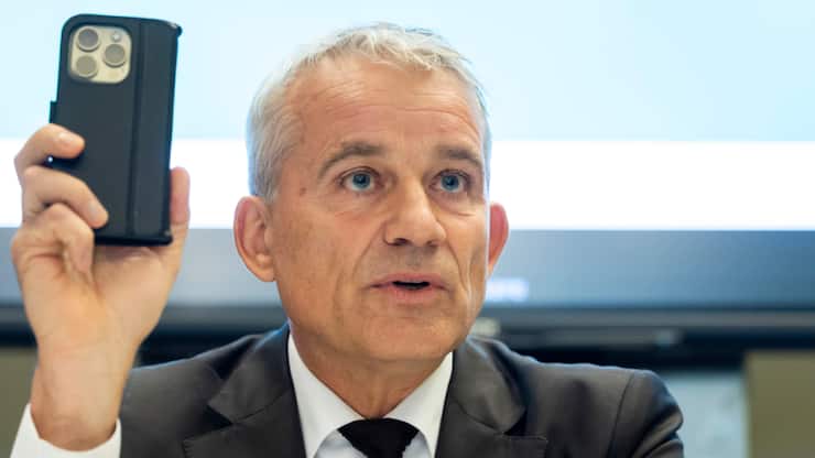 Le conseiller fédéral Beat Jans explique l'utilisation pratique du permis d'élève conducteur numérique (ePEC).