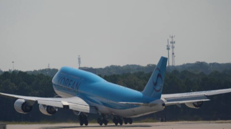 L'avion de la Korean Airlines a finalement pris son envol au départ d'Atlanta pour Séoul, jeudi. A son bord, les travailleurs sud-coréens qui avaient été arrêtés lors d'un raid des agents de l'immigration chez Hyundai.