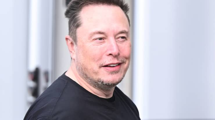 Elon Musk, également propriétaire du réseau social X et de l'entreprise spatiale SpaceX, a acquis 2,57 millions d'actions Tesla, à des cours allant de 371 à 396 dollars (archives).