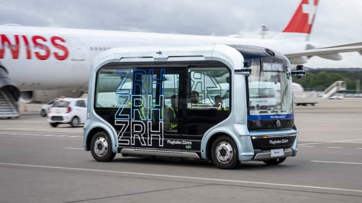 Les bus autonomes relient un bâtiment de service de l'aéroport à un dépôt de maintenance situé de l'autre côté d'une piste. Leur trajet s'effectue en marge du tarmac.