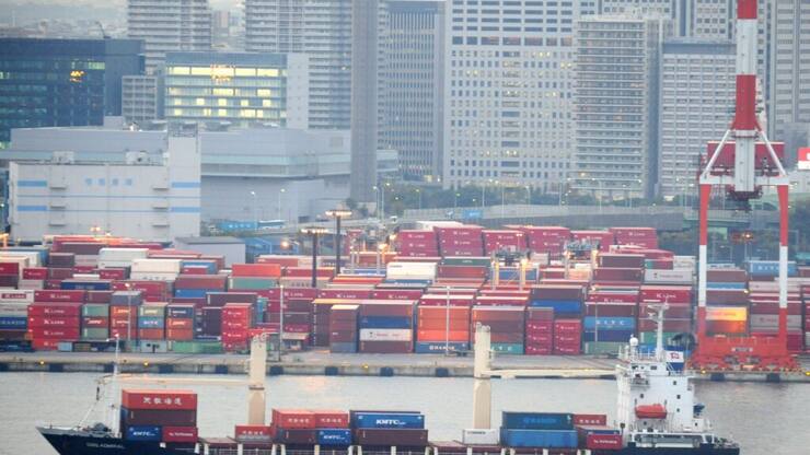 Au total, tous pays confondus, les exportations du Japon ont reculé de 0,1 % en août sur un an, leur quatrième mois de recul consécutif, mais un repli bien moins prononcé que la baisse de 2,0% prévue par les analystes. Les importations de l'archipel ont elle diminué de 5,2% sur un an.