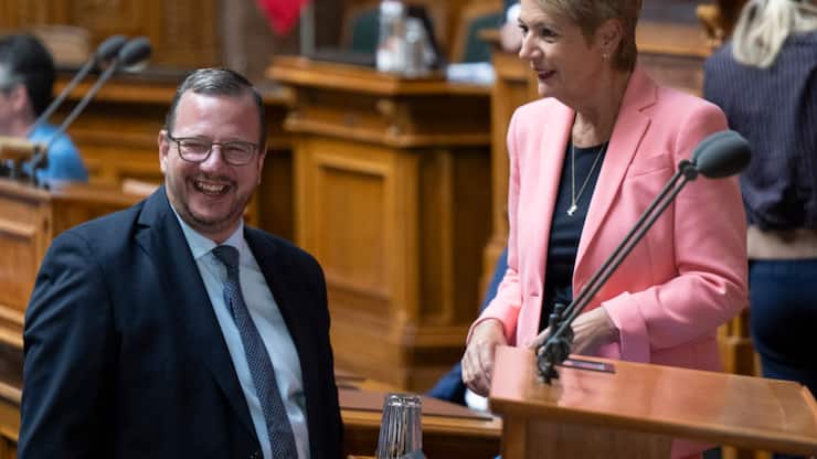 Le centriste valaisan Philipp Matthias Bregy et Karin Keller-Sutter étaient opposés mercredi au National sur la question de l'imposition des couples. La présidente de la Confédération a eu gain de cause (archives).