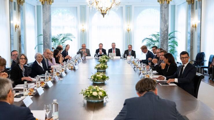 Les conseillers fédéraux Elisabeth Baume-Schneider et Guy Parmelin ont rencontré les représentants de la pharma lundi soir.