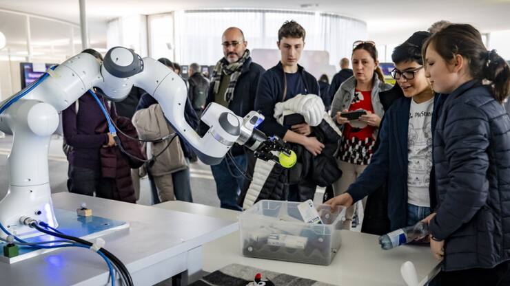Des personnes regardent un robot qui reproduit l'agilité humaine lors de la journée de l'intelligence artificielle, IA, le samedi 23 novembre 2024 à l'EPFL. (Photo d'illustration)