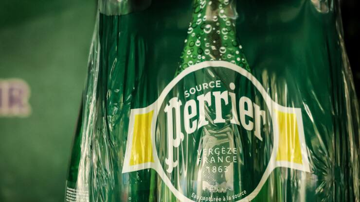 L'appellation eau minérale naturelle exclut en principe tout traitement à l'exception de l'embouteillage. (archive)