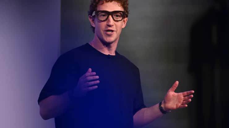 "Nous avons placé des centaines de millions de jeunes dans des comptes pour adolescents sur Instagram, Facebook et Messenger, et maintenant nous les étendons aux adolescents du monde entier sur Facebook et Messenger", a indiqué le groupe Meta jeudi,dont Mark Zuckerberg est le CEO.