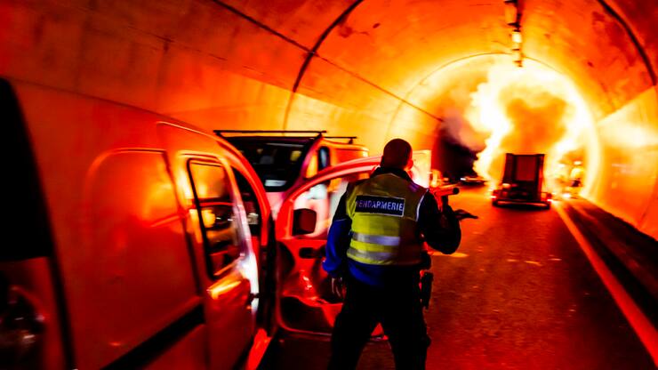 Une septantaine de pompiers, policiers, ambulanciers et figurants ont participé à cet exercice qui simulait un incendie causé par un choc entre deux véhicules dans le tunnel d'Arrissoules.