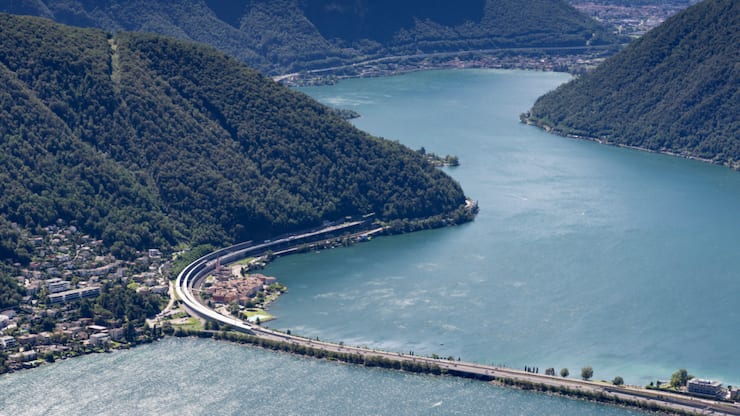 Le niveau des eaux dans le bassin sud du lac de Lugano permet à nouveau le passage des bateaux sous le barrage de Melide (archives).