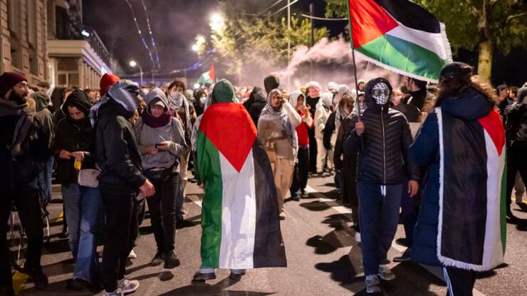 Des centaines de personnes se sont rassemblées mercredi soir à Lausanne peu après l'interception de la flottille pour Gaza afin de protester contre cette intervention d'Israël.