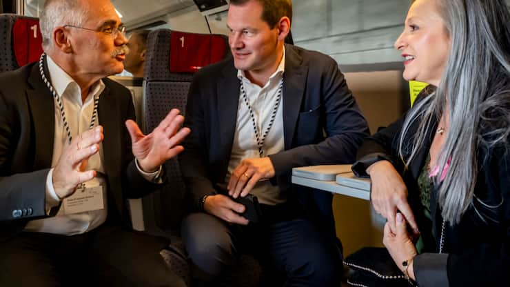 Les membres de la Conférence des transports de Suisse occidentale (de gauche à droite: Jean-François Steiert (FR), Pierre Maudet (GE) et Nurria Gorrite (VD)) ont pris le train depuis Genève pour se rendre à Berne jeudi.