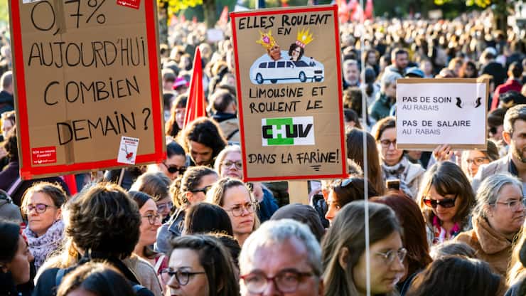 La fonction publique et parapublique vaudoise a manifesté jeudi soir à Lausanne contre les coupes budgétaires annoncées par le Conseil d'Etat.