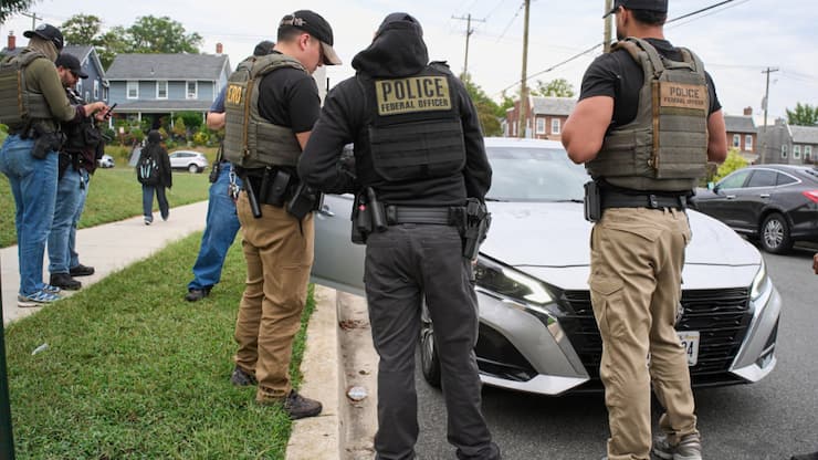 Les responsables de l'administration Trump avaient vivement critiqué ces applications de localisation des agents de police, estimant qu'elles mettaient en danger le personnel (archives).