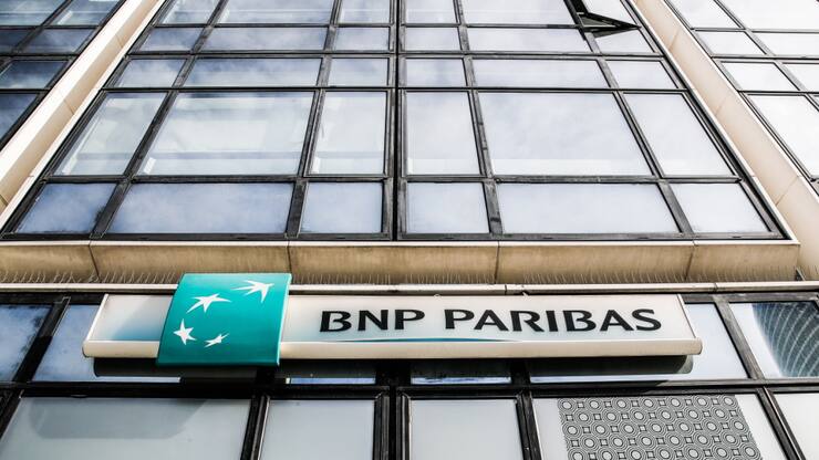 Les actions des grandes banques françaises comme BNP Paribas, la Société Générale et le Crédit Agricole chutaient en Bourse lundi, car exposées à la dette française (archives).